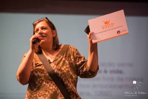 Ana Cristina Duarte, obstetriz e idealizadora do SIAPARTO, entregando o título de VHIP - Very Humanized and Important Person a Jorge Kuhn, no encerramento do evento. As ativistas estão todas nesta categoria!